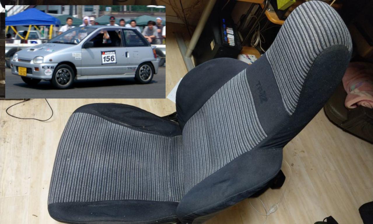 シートのホールド性は抜群!デスクワークでも長時間全開だ!