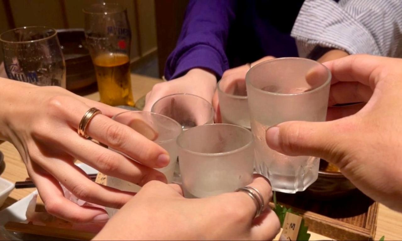 [友人たちとの飲み会] 朝からドライブをして 夜には日本酒を飲みながらちょっと深い話も