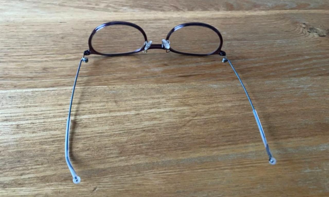 メガネのツルが歪んでいるのが伝わるでしょうか?眼鏡屋に持っていきたいと思いつつ、はや2か月…かけるたびに自分の要領の悪さを思い知らされます。