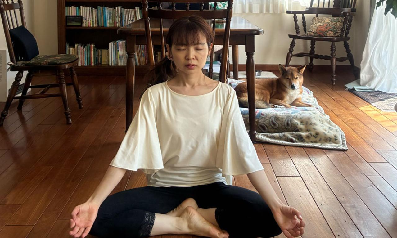 花粉症をやわらげるヨガの呼吸とポーズ